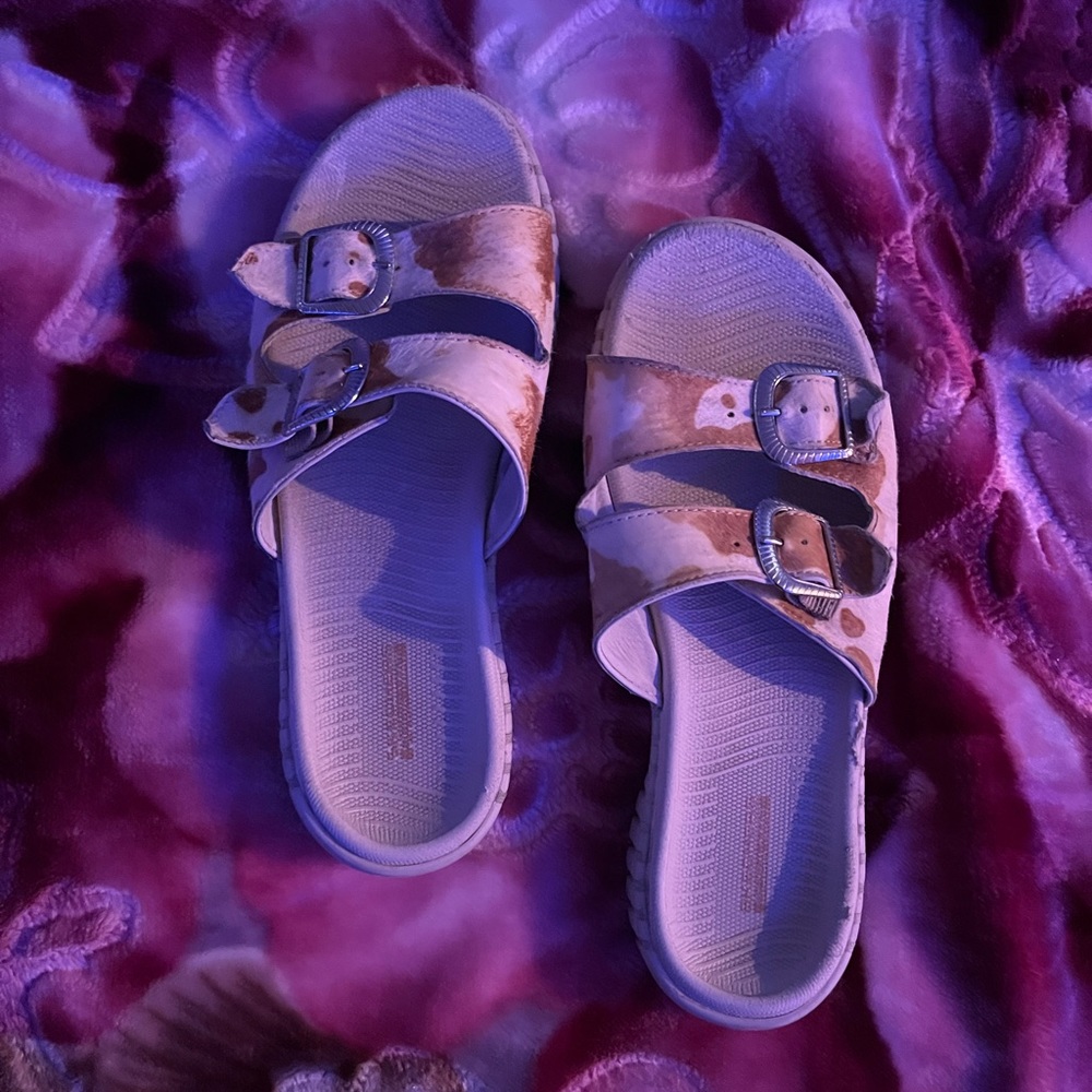 SIZE 7 Cow hide and buckle sandals